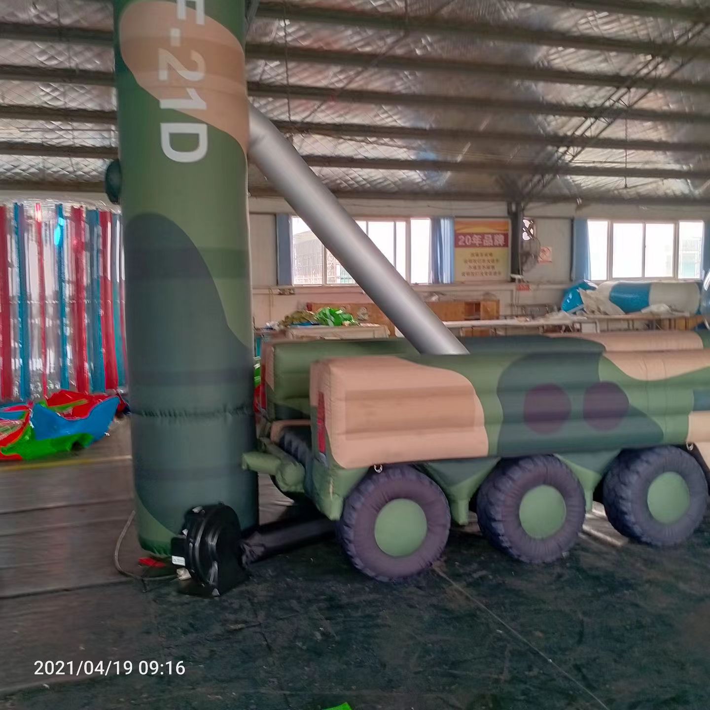 滨湖军事演习中的充气目标车辆：模拟发射车雷达车坦克飞机